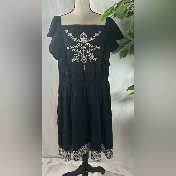 Old Navy Black and White Dress - Picture 2 of 10